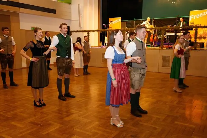 Ein besonderer Höhepunkt des Abends war die schwungvolle Polonaise, die von Mandys Tanzschule einstudiert wurde.