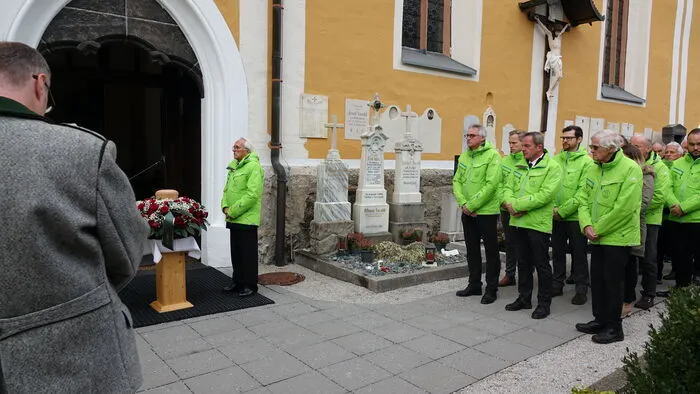 Der WSV Schladming - mittig der neue Obmann Hansjörg Stocker - setzte bei der Trauerfeier ein leuchtendes Zeichen