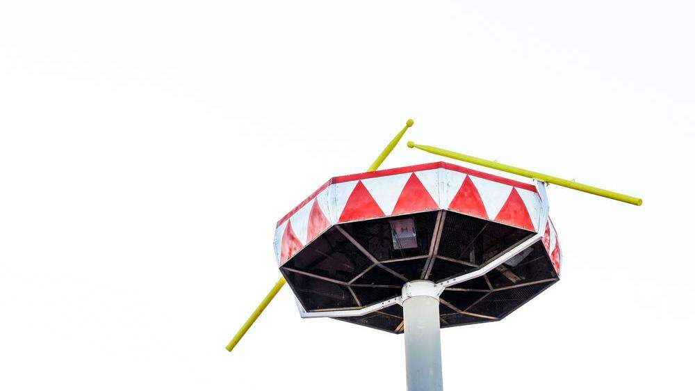 Eine (Blech-)Trommel thront auf dem Lichtmasten am Andreas-Hofer-Platz