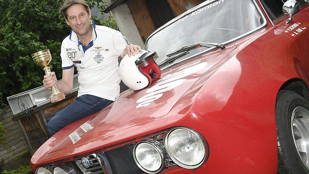 Peter Schober mit seinem Rennwagen, natürlich der Marke Alfa. Früher haben die Alfa-Freunde auch Rennen veranstaltet