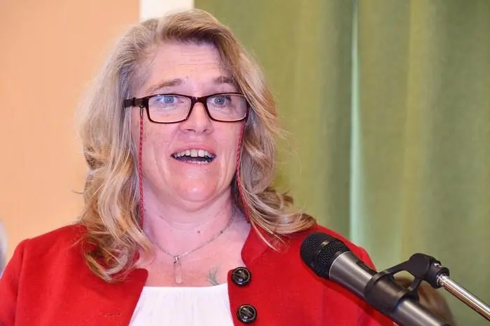 Schulleiterin Nadja Bischof begrüßte die Gäste, darunter Landtagspräsidentin Manuela Khom, Vertreterinnen der Gesundheits- und Pflegedirektion sowie Lehrkräfte.