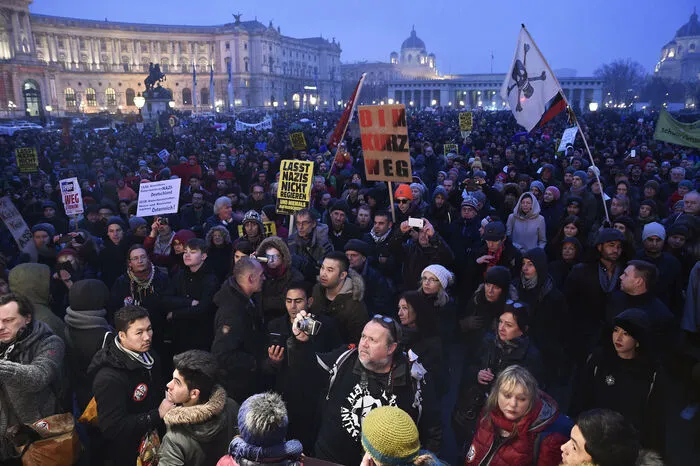 "Eine exakte Schätzung der Teilnehmerzahl war schwierig, das sich auch zahlreiche Schaulustige und Einkäufer auf der Mariahilfer Straße befanden", sagte Polizeisprecher Paul Eidenberge.