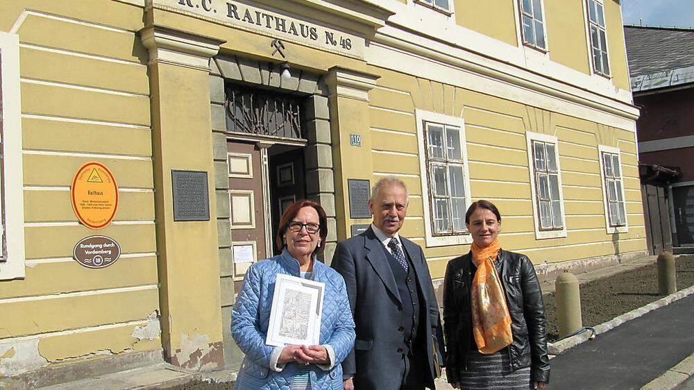 Vizepräsidentin Lieselotte Jontes, Präsident Gerhard Sperl und Mitarbeiterin Bettina Blasl vor der neuen Bleibe im Raithaus