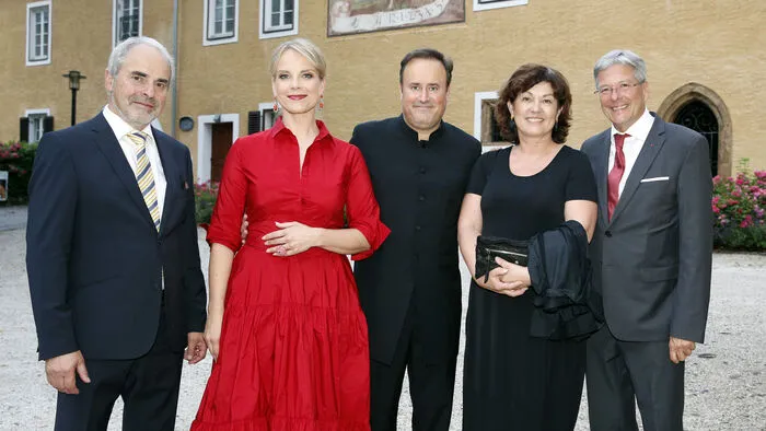 Weltklasse-Sopranistin in Millstatt: Musikwochen-Chef Bernhard Zlanabittnig, Elīna Garanča mit ihrem Mann, dem Dirigenten Karel Mark Chichon sowie Ulrike Wehr und Landeshauptmann Peter Kaiser