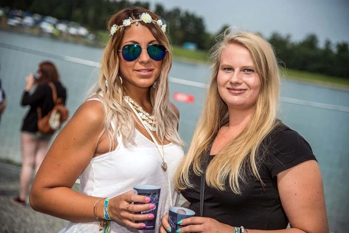 ... schon am frühen Nachmittag stimmte sich das Publikum am Seeufer auf das EDM-Spektakel ein.