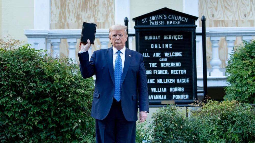 Die Bibel als Waffe: Donald Trump vor der St. John’s Church in Washington	