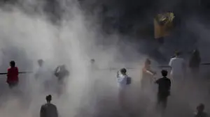 Nebelskulptur von Fujiko Nakaya 2025 in der Neuen Nationalgalerie in Berlin