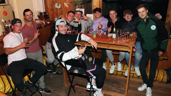 Der "11er-Stammtisch" aus Bodensdorf und Steindorf mit dem Freiluftwirt Michael "Michi" Jost (Zweiter von Links) bei der Abschlußparty in Ossiach am See.