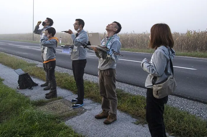 Ein japanisches Team erkundet die Windrichtung