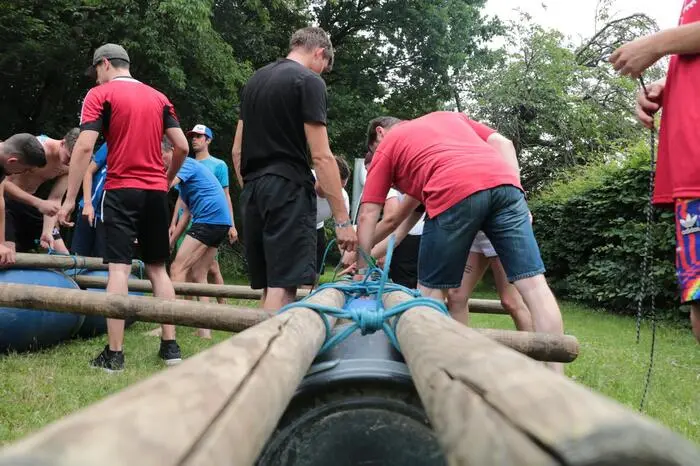 Beim Fun-Bewerb im Anschluss an die Spiele galt es ein Floss zu bauen. Dabei trat ein Team aus Ost- gegen eines aus Westösterreich an.