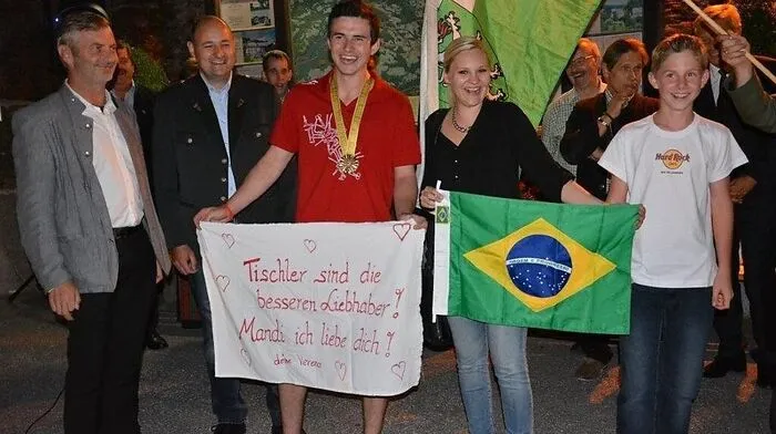Manfred Zink (3.v.l.) und Freundin Verena nach der Ankunft in St. Jakob