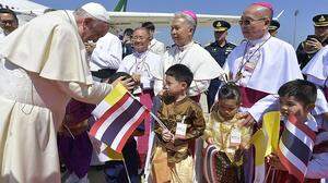 Der Papst bei seiner Ankunft am Militärterminal des Don-Muang-Flughafens