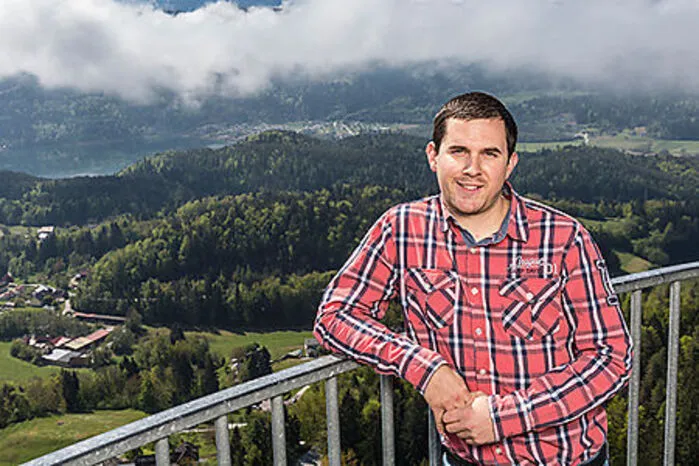 Jungbauer Stefan (24) aus Keutschach bewältigt zwar keinen wilden Hindernisparcours, dafür hat der "Ziegenwirt" flotte Sprüche auf Lager. Bei der aktuellen Staffel von „Bauer sucht Frau“ hofft er auf die große Liebe und lässt seinen (Kärntner) Charme spielen. Mittwochs, 20.15 Uhr, ATV