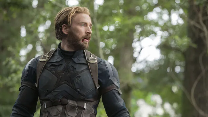 Vom Schwächling zum Muskelpaket: Captain America (Chris Evans) ist mit von der Partie. Der Bart ist übrigens neu.