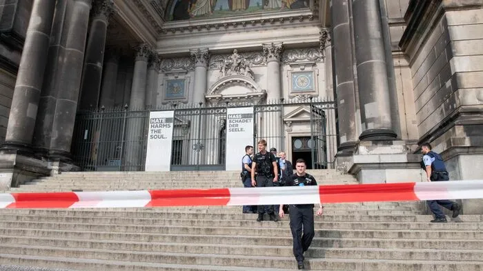 Im Berliner Dom hat die Polizei auf einen randalierenden Mann geschossen.