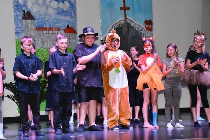 Zudem wurden schulstufenübergreifend in mehreren Gruppen Bilder gezeichnet, eine Broschüre und ein Video von den Kindern gestaltet. Neben den Kindern waren auch alle Lehrer der Schule an dem Projekt beteiligt.