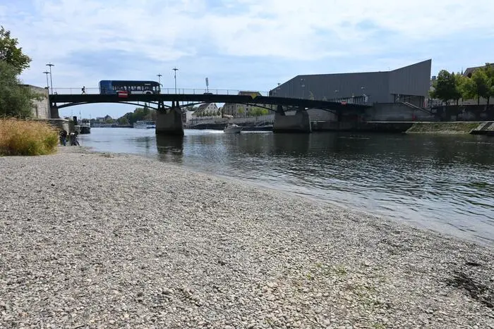 Niedrigwasser der Donau in Regensburg, Bayern.