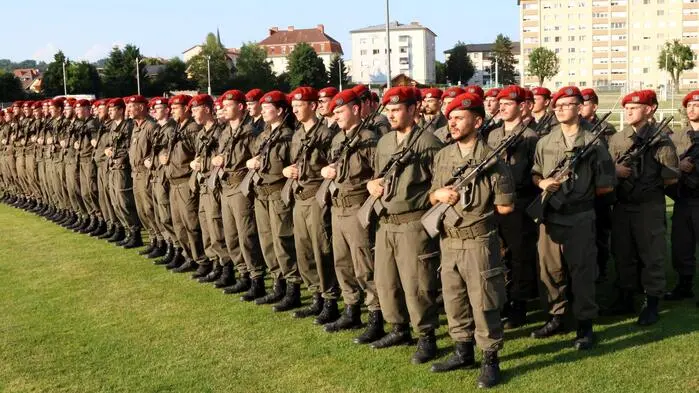 Großer Tag für die Bezirkshauptstadt St. Veit. In Zusammenarbeit mit der Stadtgemeinde St. Veit und den Spittaler Hochgebirgsjägern lud das Militärkommando Kärnten zum „Tag der Miliz“ und zur feierlichen Angelobung. Ein imposantes Bild bot sich, als rund 300 Rekruten, die aus ganz Kärnten angereist kamen, am Rennbahngelände aufmarschierten und ihr Treuegelöbnis auf die Republik Österreich und die Demokratie ablegten. 