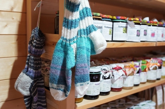 Von handgestrickten Socken über Kräuterspezialitäten bis hin zu Marmeladen gibt es im "Bauernschmaus" vieles zu kaufen.