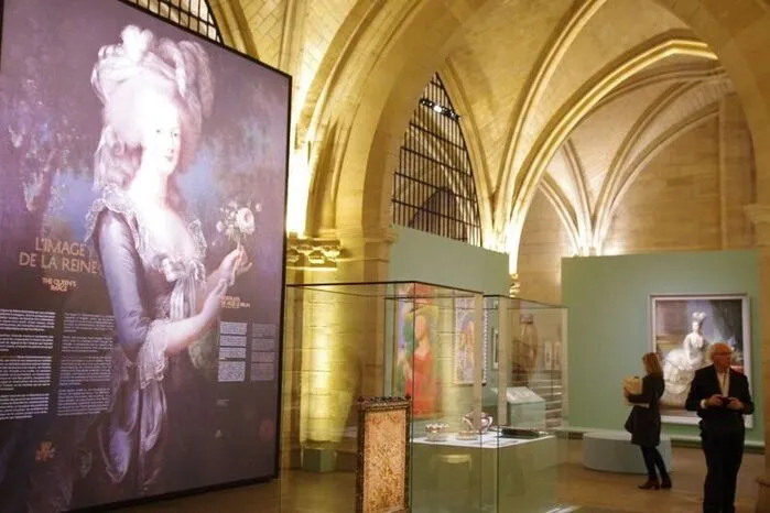 Die Ausstellung wird im Saal der Waffenträger gezeigt, der 1302 unter Philipp dem Schönen errichtet wurde. Er gilt als einzigartiges Beispiel gotischer Profanarchitektur.