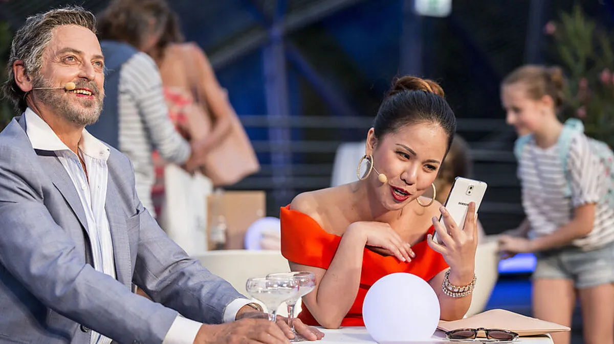 Heiratsantrag mit  Hindernissen: David McShane und Lalit Worathepnitinan in Gian Carlo Menottis „Das Telephon“