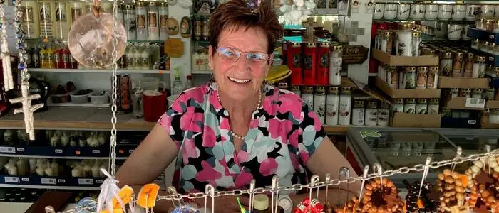 Antonia Prünster (78) führt ein Souvenirgeschäft bei der Basilika in Maria Luggau