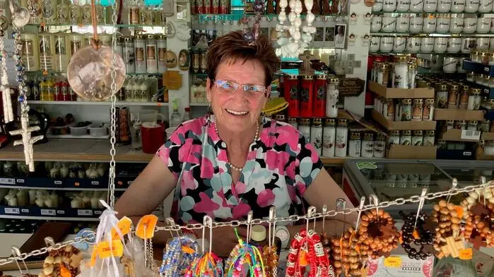 Antonia Prünster (78) führt ein Souvenirgeschäft bei der Basilika in Maria Luggau