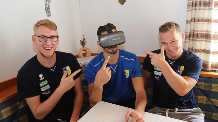 Thomas Tröthann, Max Landfahrer (mit VR-Brille) und Manuel Steiner sind immer für jeden Spaß zu haben.