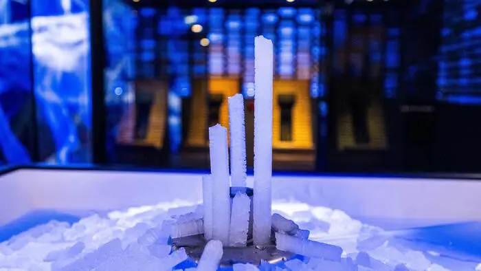 Eisige Zeiten in der Sauna: der Eisstalagmit ist neu