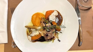 Zweierlei vom Kalb kommt in Form von rosa gebratenem Rücken und geschmortem Backerl.