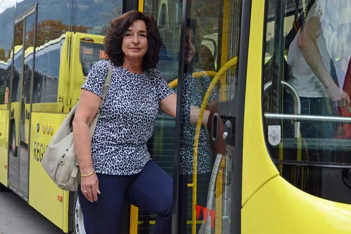 Michaela Ruggenthaler: "Mit dem ,Neunerbus' sind nicht all zu viele Leute auf dem Weg nach Lienz. In Matrei steigen neue Fahrgäste zu – mehr Frauen als Männer. Man merkt, die Mobilität mit eigenem Auto ist beim weiblichen Geschlecht noch immer nicht selbstverständlich. Nächster größerer Knotenpunkt ist Huben. Fahrgäste aus dem Defereggental und aus Kals steigen zu. Für mich als tägliche Benutzerin des Autos ist Busfahren gewöhnungsbedürftig. Es macht mich unruhig. Die Landschaft, die vorbeizieht, bietet keine Abwechslung. Es ist dieselbe, die ich beim Autofahren sehe. Ein paar Bänke vor mir wird laut getratscht. In der Nebenbank schnarcht ein Herr. Ich bin mit meinem Handy beschäftigt. Rund eine Stunde nach Abfahrt in Virgen fährt der Bus in den Bahnhof Lienz ein. Vom Bahnhof bin ich in sieben Minuten im Büro."