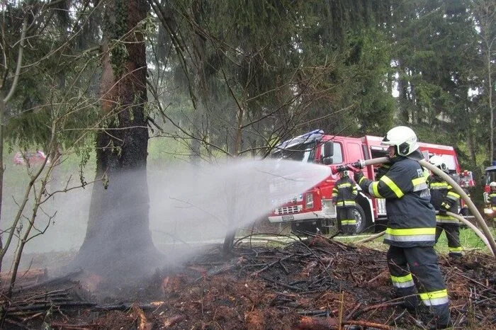 40 Feuerwehrleute kämpften rund eineinhalb Stunden gegen das Feuer.