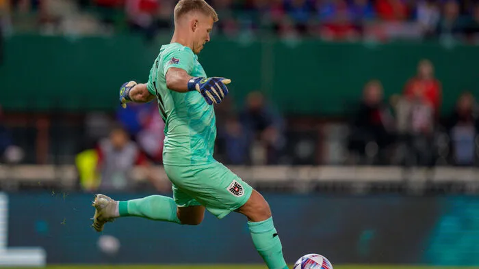 Der Salzburger dürfte bei Rangnick wegen seiner Qualitäten mit dem Fuß die Nase vorne haben. Einmal Glück bei einem Benzema-Kopfball, einmal gegen Mbappe sensationell – hielt das 1:1 fest.