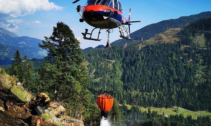 Der Hubschrauber des Flugdienstes des Landes Kärnten steht ebenfalls im Einsatz