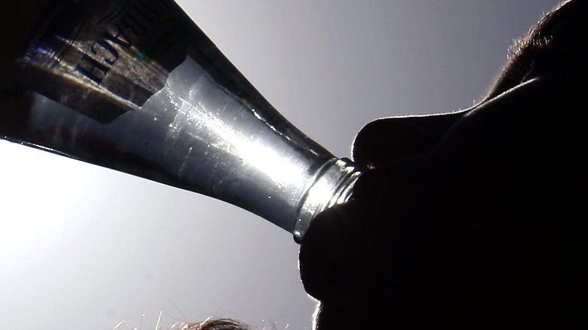 Die Frau trank irrtümlich aus einer Mineralwasserflasche ein Putzmittel 
