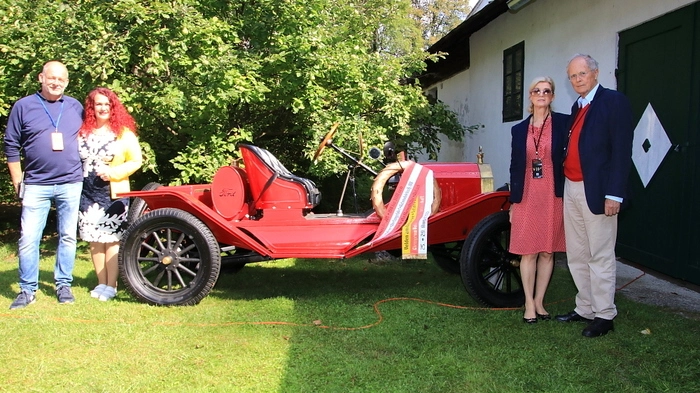 Die Veranstalter Claudia und Stefan Schönbacher freuten sich über das enorme Besucherinteresse und wollen im kommenden Jahr nicht nur diese Veranstaltung fortführen, sondern im Frühjahr mit „Gut Gallmannsegg Renaissance“ die schönste Automobile Klassikergartenparty für klassische Fahrzeuge Baujahr 1975 und davor auf die Beine stellen.