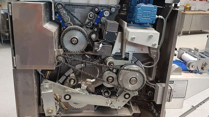 SchülerInnen der HTL BULME Graz digitalisieren eine Teigmaschine