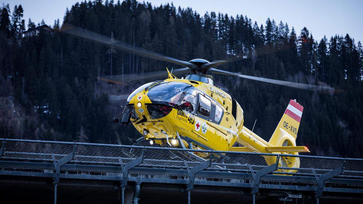 Der Notarzt-Hubschrauber brachte den schwer verletzten Arbeiter in das Krankenhaus Klagenfurt