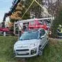 Mit einem Kran wurde das Auto von der Böschung zurück auf die Straße gehoben