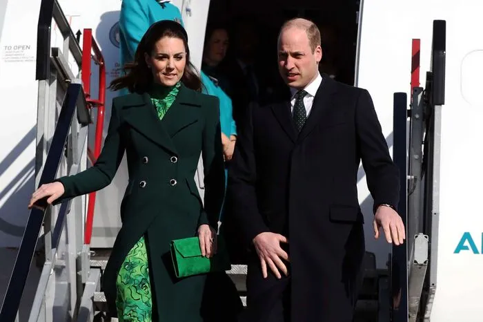 Kate trug einen smaragdgrünen Mantel, unter dem ein leuchtend grünes Kleid hervorschaute, William erschien in einem klassischen dunklen Anzug.