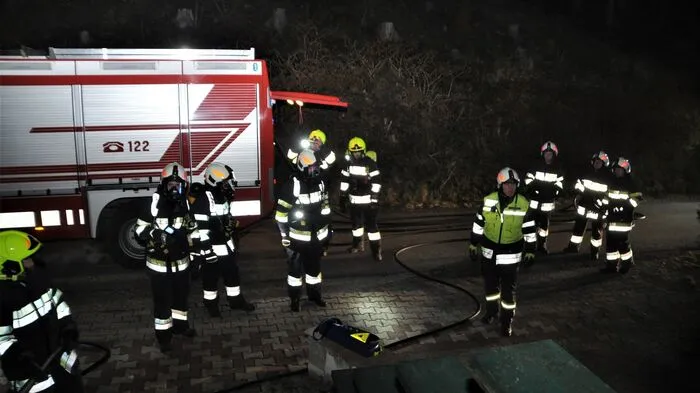 25 Einsatzkräfte der Feuerwehren Krems und Voitsberg sowie acht Sanitäter des Roten Kreuzes und die Polizei mit vier Beamten waren vor Ort.