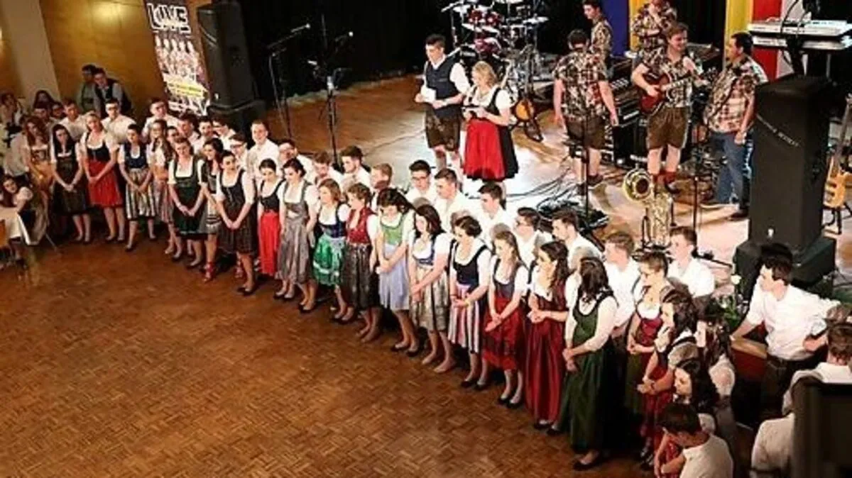 Wie im Vorjahr gibt es auch heuer eine Eröffnungspolonaise und eine Mitternachtseinlage