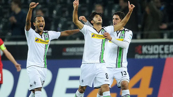 Gladbachs Spieler freuen sich über den Befreiungsschlag gegen Augsburg