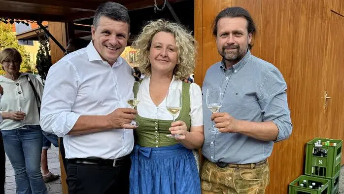 Gemeinsam mit dem Stadtmarketing-Duo Barbara Wagner und Markus Jahn eröffnete Bürgermeister Franz Jost das 17.Fürstenfelder Weinkulinarium