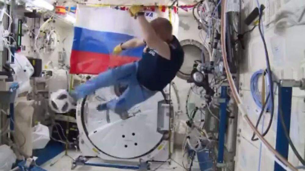 Ein russischer Kosmonaut mit einem Seitfallzieher