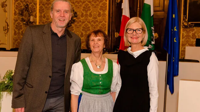 Stellvertretend für die unzähligen ehrenamtlich engagierten Steierinnen und Steirer überreichte das Landtagspräsidium Gabriele Kolar, Manuela Khom und Gerhard Kurzmann im Namen des Landtages jeweils eine Ehrenmedaille an ...