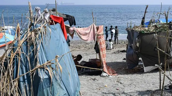 In Ceuta haben Migranten, die nicht zurückgekehrt sind, improvisierte Lager gebaut