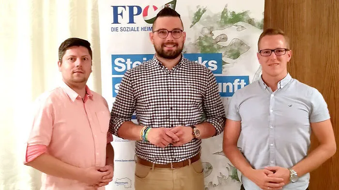 Joachim Dokter (links) übergab die Leitung der FPÖ-Stadtpartei Gleisdorf an Harald Lembacher (Mitte), Bezirksparteiobmann Patrick Derler (rechts) 