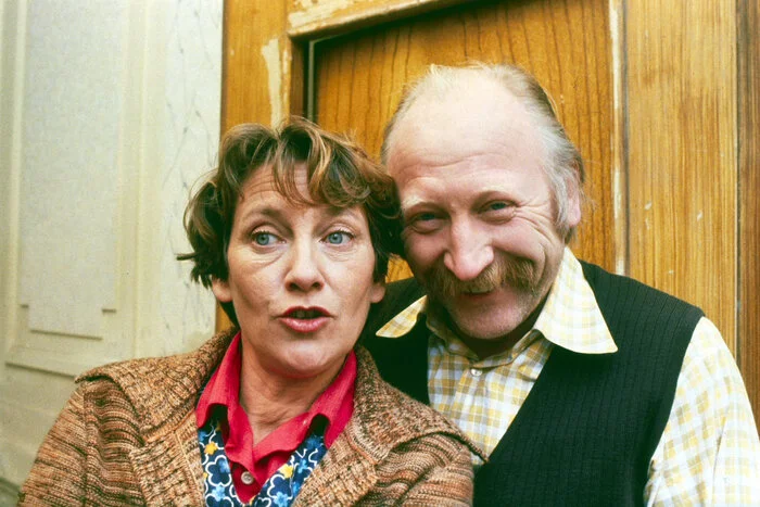 An der Seite von Edmund steht Antonia "Toni" Sackbauer (gespielt von Ingrid Burkhard). Legendär sind bis heute die "Stille Nacht"- und "Jahreswende"-Folge, die noch immer jedes Jahr wiederholt werden.