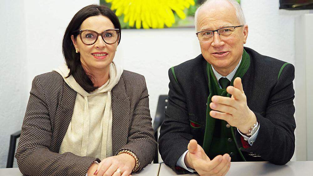 Cornelia Izzo und Hans Seitinger beim Neujahresbesuch im Brucker Regionalbüro am Mittwoch